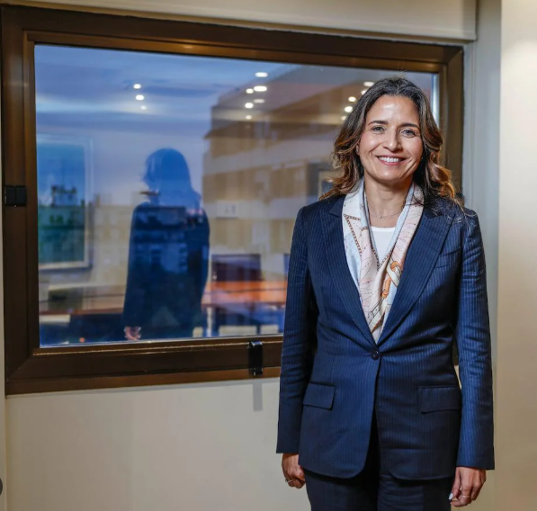 Leila Benali - Artiste peintre marocaine du Marrakech Art Fair, spécialiste de l'art contemporain berbère